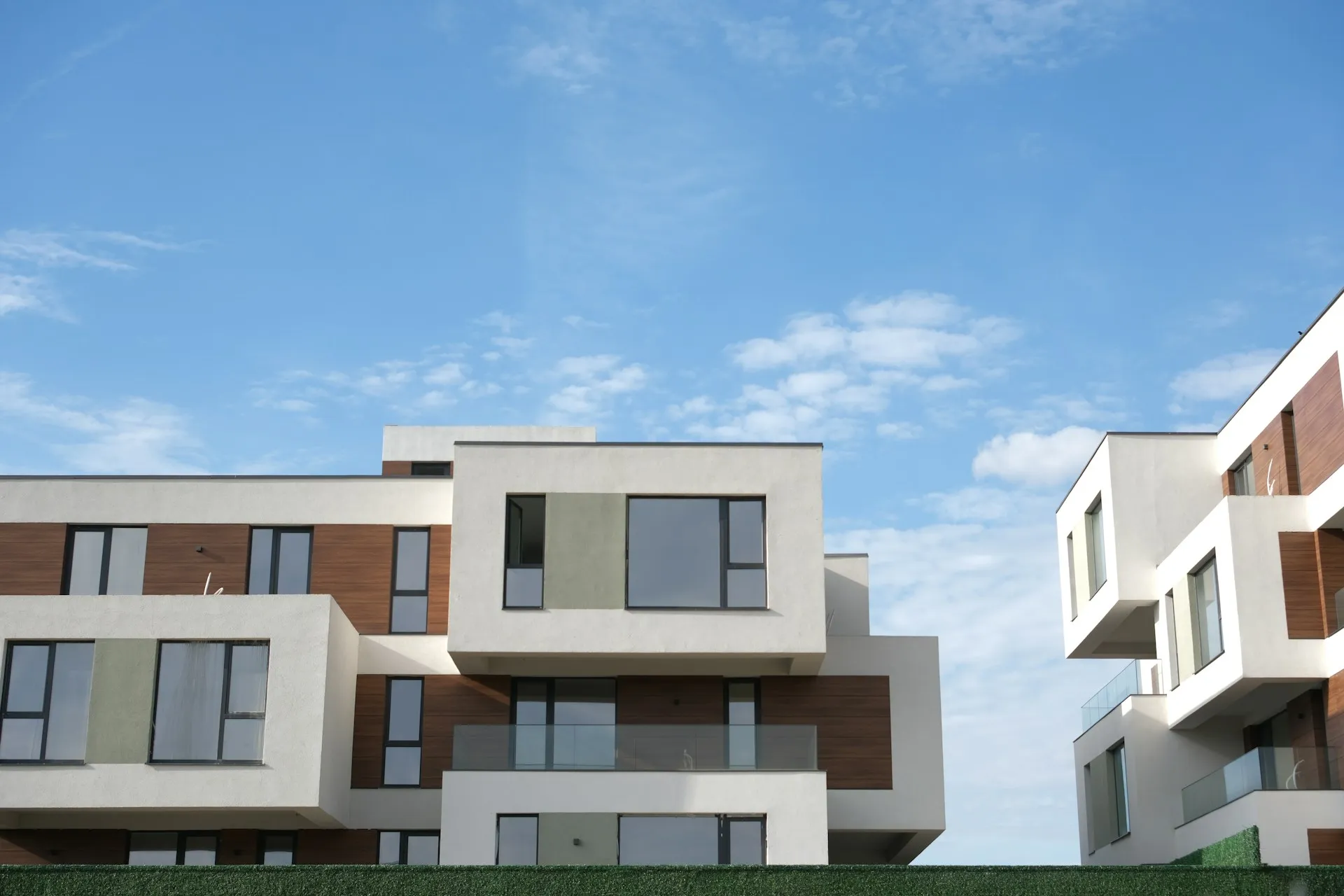 Beyaz cepheli, balkonlu modern konut yerleşkesi